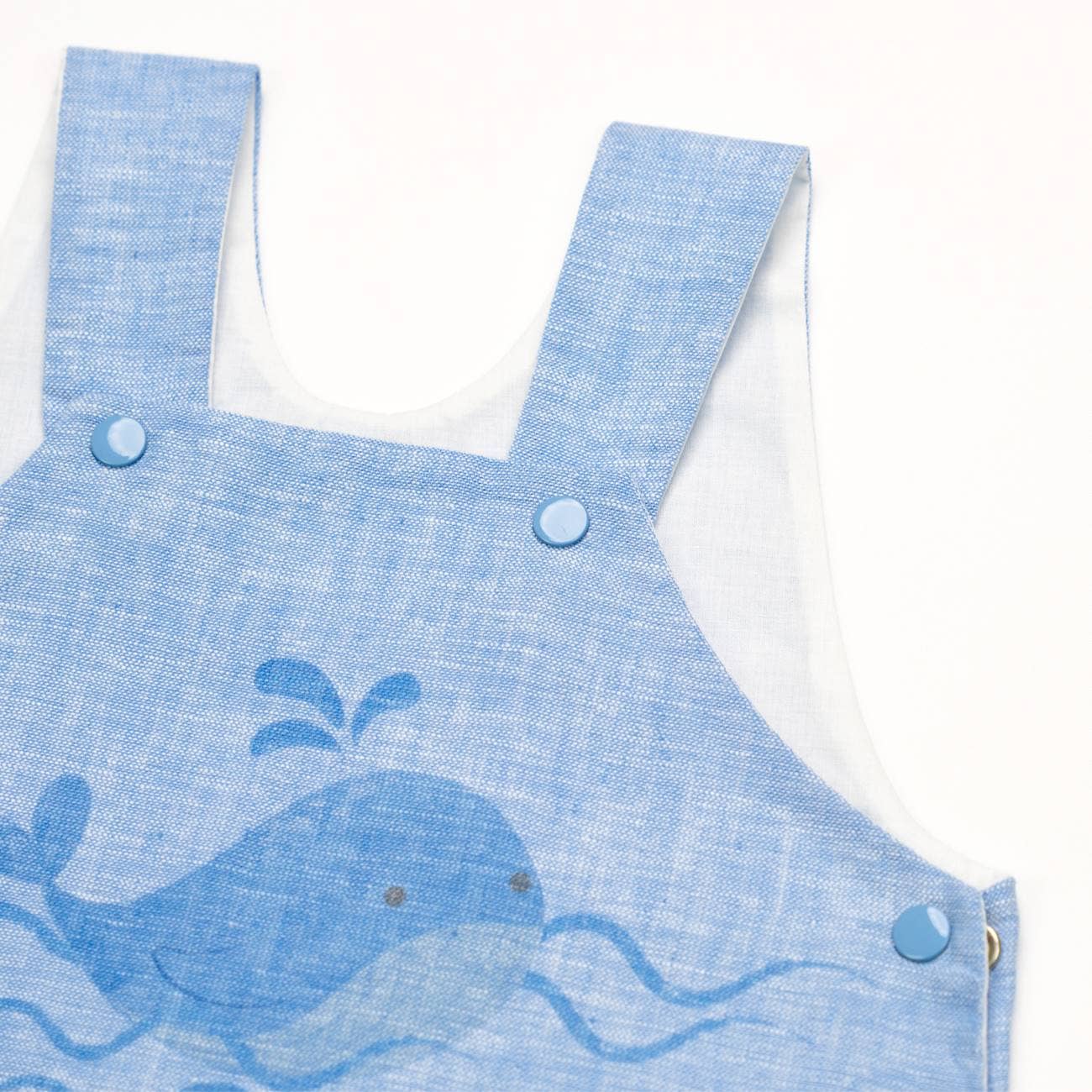 16786 - Salopette en lin + t-shirt - PE 26: Blanc/bleu / 12 M