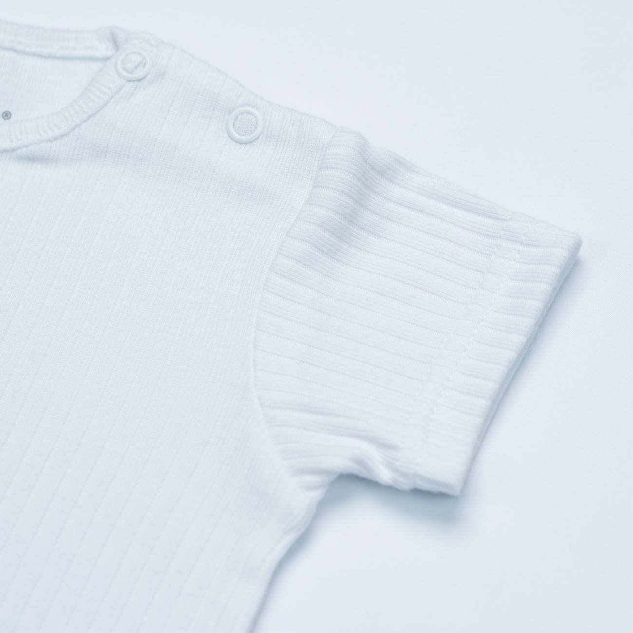 16786 - Salopette en lin + t-shirt - PE 26: Blanc/bleu / 12 M